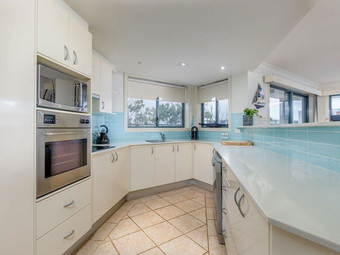 3 'Peninsula Waters', 2-4 Soldiers Point Rd - Beautiful Air Conditioned Unit With Pool, Lift & WIFI - Accommodation Gladstone 3