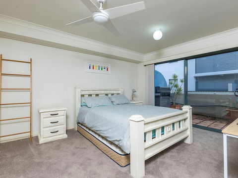 3 'Peninsula Waters', 2-4 Soldiers Point Rd - Beautiful Air Conditioned Unit With Pool, Lift & WIFI - Accommodation Gladstone 0