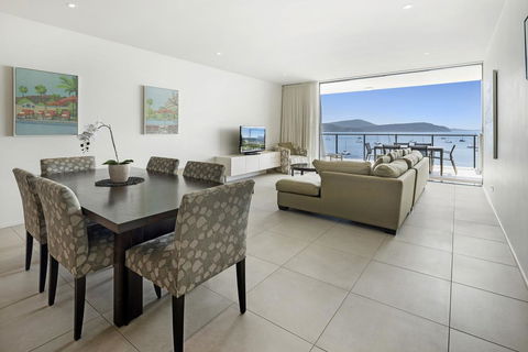 3 Bedroom Ultimate Luxury Waterfront - Accommodation Gladstone 3