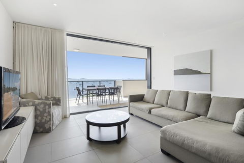 3 Bedroom Ultimate Luxury Waterfront - Accommodation Gladstone 1