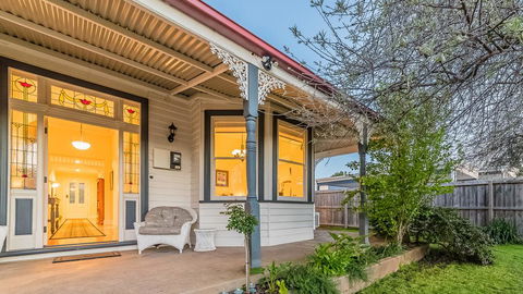 3 Genesta St, Cowes - Federation Home - Accommodation Gladstone 3
