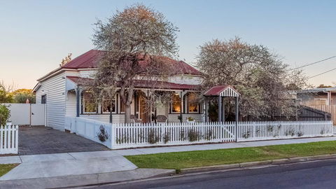 3 Genesta St, Cowes - Federation Home - Accommodation Gladstone 2