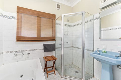 3 Sisters Blue Mountains Cottage - Accommodation Gladstone 3