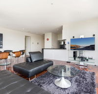 3-Bed Apartment with Parking Near Parks and Dining - Accommodation Gladstone