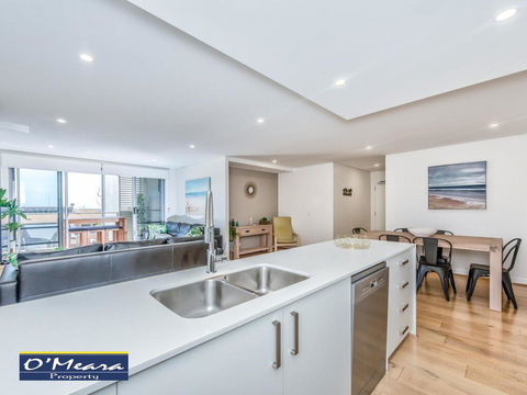 303 'The Shoal', 4-8 Bullecourt Street - Air Conditioning, WIFI, Netflix, Views, Linen & Lift - Accommodation Gladstone 1