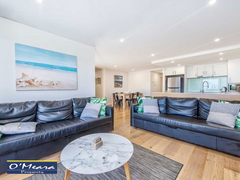 303 'The Shoal', 4-8 Bullecourt Street - Air Conditioning, WIFI, Netflix, Views, Linen & Lift - Accommodation Gladstone 2