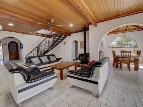 31 Rest Point Absolute Waterfront With Jetty - Accommodation Gladstone 2
