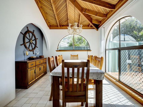 31 Rest Point Absolute Waterfront With Jetty - Accommodation Gladstone 1