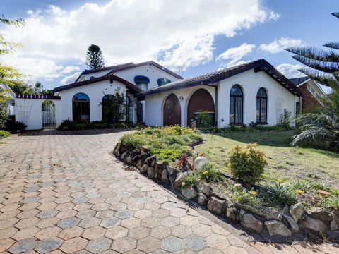 31 Rest Point Absolute Waterfront With Jetty - Accommodation Gladstone 0