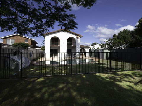 31 Rest Point Absolute Waterfront With Jetty - Accommodation Gladstone 3