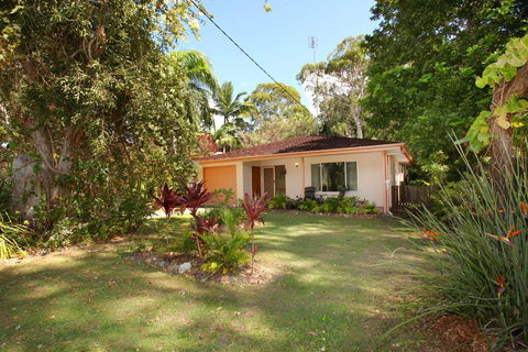 35 Santa Monica Avenue Coolum Beach, Pet Friendly, Linen Included - Accommodation Gladstone 0