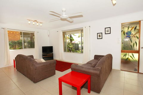 35 Santa Monica Avenue Coolum Beach, Pet Friendly, Linen Included - Accommodation Gladstone 2