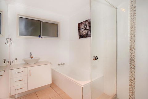 35 Santa Monica Avenue Coolum Beach, Pet Friendly, Linen Included - Accommodation Gladstone 1