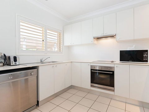 356 ' Oaks Pacific Blue', 265 Sandy Point Rd - Air Conditioned, Direct Pool Access And Suited For Disability - Accommodation Gladstone 3