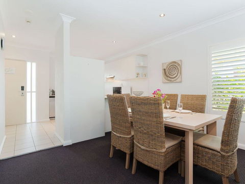 356 ' Oaks Pacific Blue', 265 Sandy Point Rd - Air Conditioned, Direct Pool Access And Suited For Disability - Accommodation Gladstone 2