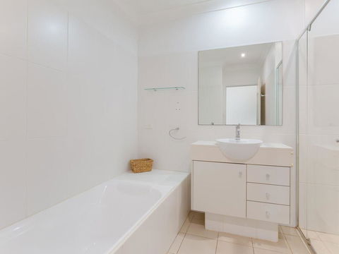 356 ' Oaks Pacific Blue', 265 Sandy Point Rd - Air Conditioned, Direct Pool Access And Suited For Disability - Accommodation Gladstone 1