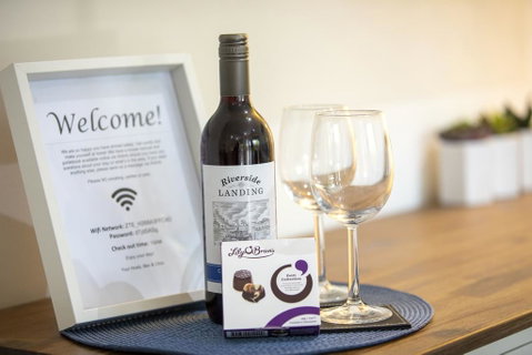 3BR Beach Escape AC, Pool, Tennis, Wine, Coffee, Netflix - Accommodation Gladstone 3