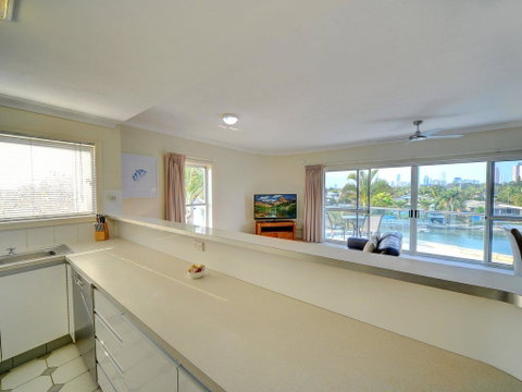 3br Broadbeach Lakefront Apartment - Accommodation Gladstone 2