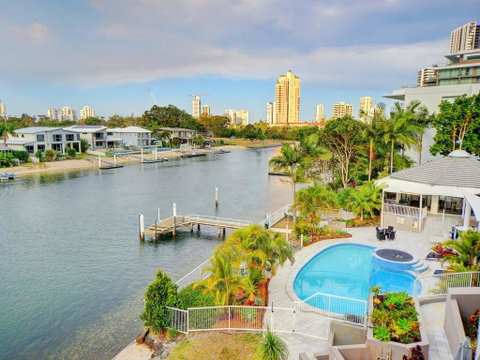 3br Broadbeach Lakefront Apartment - Accommodation Gladstone 1