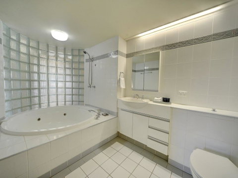 3br Broadbeach Lakefront Apartment - Accommodation Gladstone 3