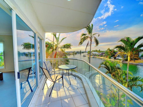3br Broadbeach Lakefront Apartment - Accommodation Gladstone 0
