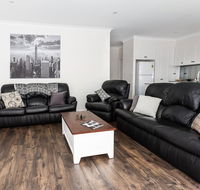 4 Bedroom Inner City Townhouse - SLEEPS 9  - Accommodation Gladstone