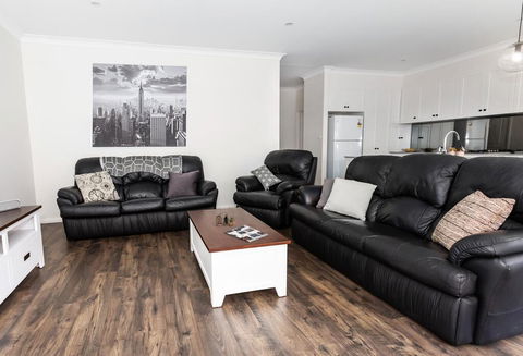4 Bedroom Inner City Townhouse - SLEEPS 9 !! - Accommodation Gladstone 0