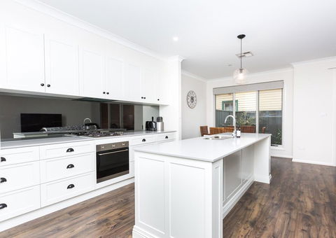 4 Bedroom Inner City Townhouse - SLEEPS 9 !! - Accommodation Gladstone 1