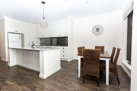 4 Bedroom Inner City Townhouse - SLEEPS 9 !! - Accommodation Gladstone 3