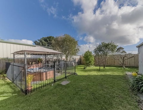 4 Lansell Road, Cowes - Accommodation Gladstone 1