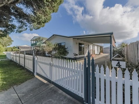 4 Lansell Road, Cowes - Accommodation Gladstone 0