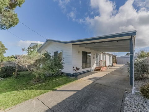 4 Lansell Road, Cowes - Accommodation Gladstone 2