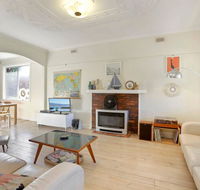 4 MONTROSE AVE - retro home in the heart of town - Accommodation Gladstone
