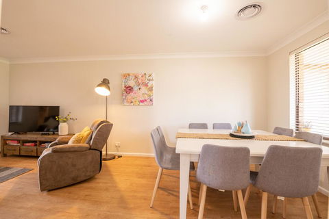 42 Rosemary Lane - Central Orange - Spacious Family Home - Quiet Lane - Accommodation Gladstone 3