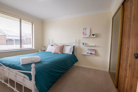 42 Rosemary Lane - Central Orange - Spacious Family Home - Quiet Lane - Accommodation Gladstone 2