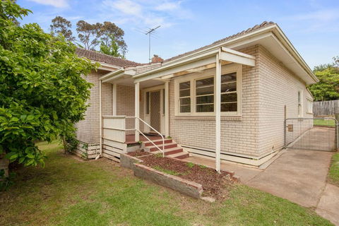 46 Chapel Street - Accommodation Gladstone 0