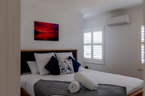 5 Bedroom Close To Beach And Moorpanyal Park - Accommodation Gladstone 1
