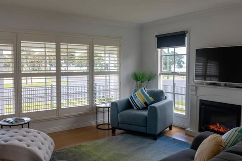 5 Bedroom Close To Beach And Moorpanyal Park - Accommodation Gladstone 2