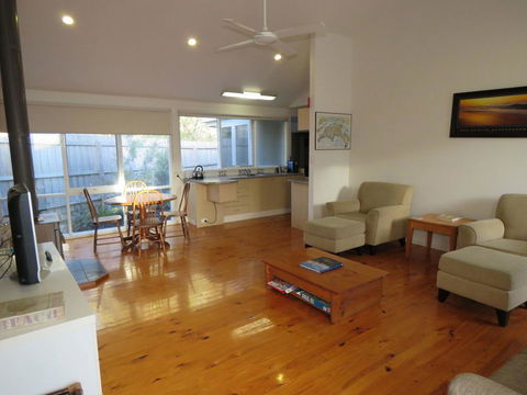 5 Little Penguin Crt, Cowes - Cottage Near The Beach - Accommodation Gladstone 3