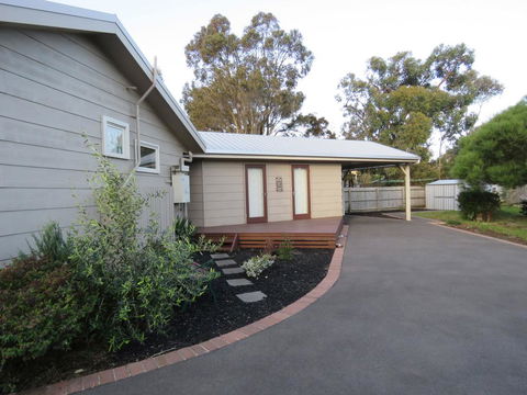 5 Little Penguin Crt, Cowes - Cottage Near The Beach - Accommodation Gladstone 1