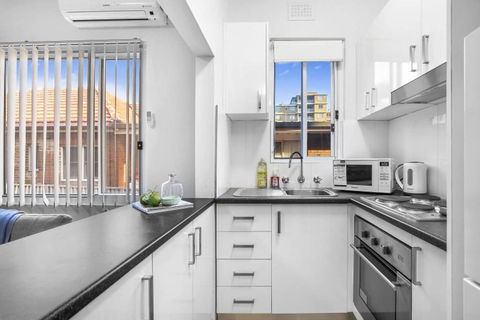 5 South Pacific 2 Bedrooms - Accommodation Gladstone 1
