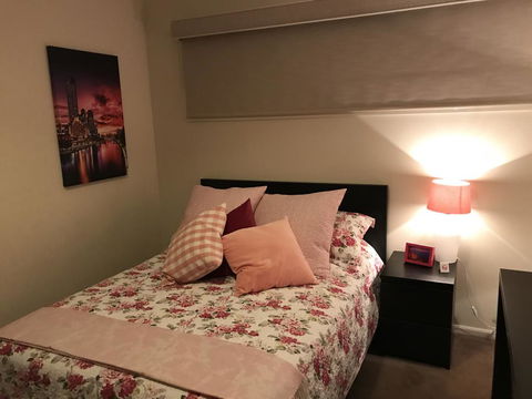 5 Star Room With Own Bathroom - Singles, Couples, Families Or Executives - Accommodation Gladstone 0