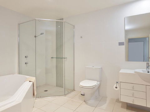 516 'Oaks Pacific Blue', 265 Sandy Point Road- Private Pool, Aircon, WIFI - Accommodation Gladstone 2