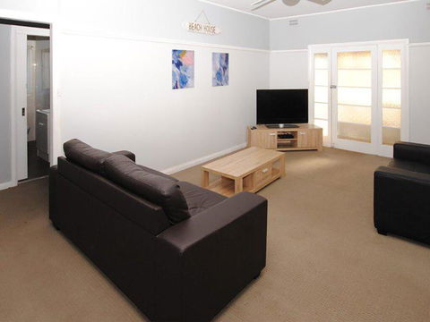 59 Wharf Street Opposite Bowling Club - Accommodation Gladstone 2