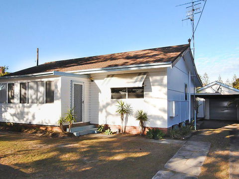 59 Wharf Street Opposite Bowling Club - Accommodation Gladstone 0