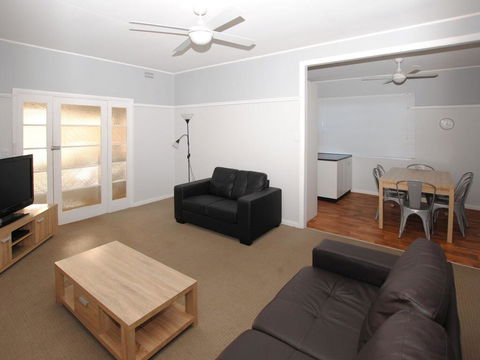59 Wharf Street Opposite Bowling Club - Accommodation Gladstone 3