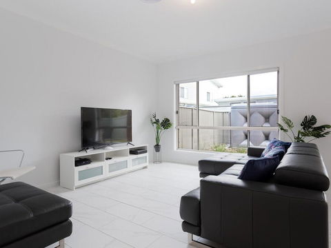 5B BENT STREET - LARGE HOUSE WITH DUCTED AIR CON, WIFI & FOXTEL - Accommodation Gladstone 1