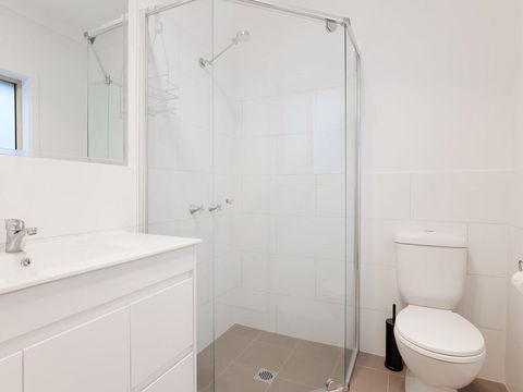 5B BENT STREET - LARGE HOUSE WITH DUCTED AIR CON, WIFI & FOXTEL - Accommodation Gladstone 3