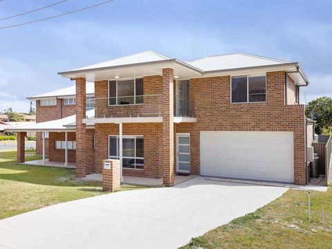 5B BENT STREET - LARGE HOUSE WITH DUCTED AIR CON, WIFI & FOXTEL - Accommodation Gladstone 0