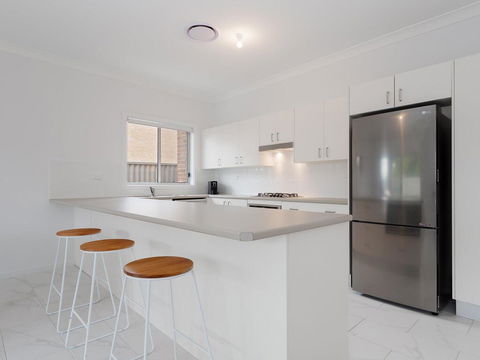 5B BENT STREET - LARGE HOUSE WITH DUCTED AIR CON, WIFI & FOXTEL - Accommodation Gladstone 2